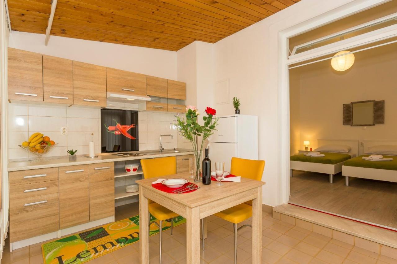 Comfortable Modern Studio With Shaded Patio Split Exterior photo