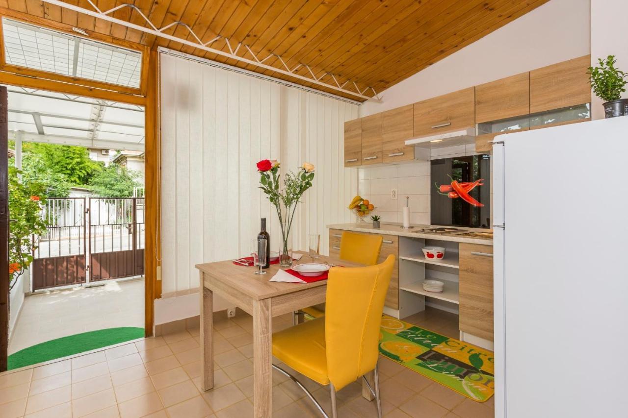 Comfortable Modern Studio With Shaded Patio Split Exterior photo