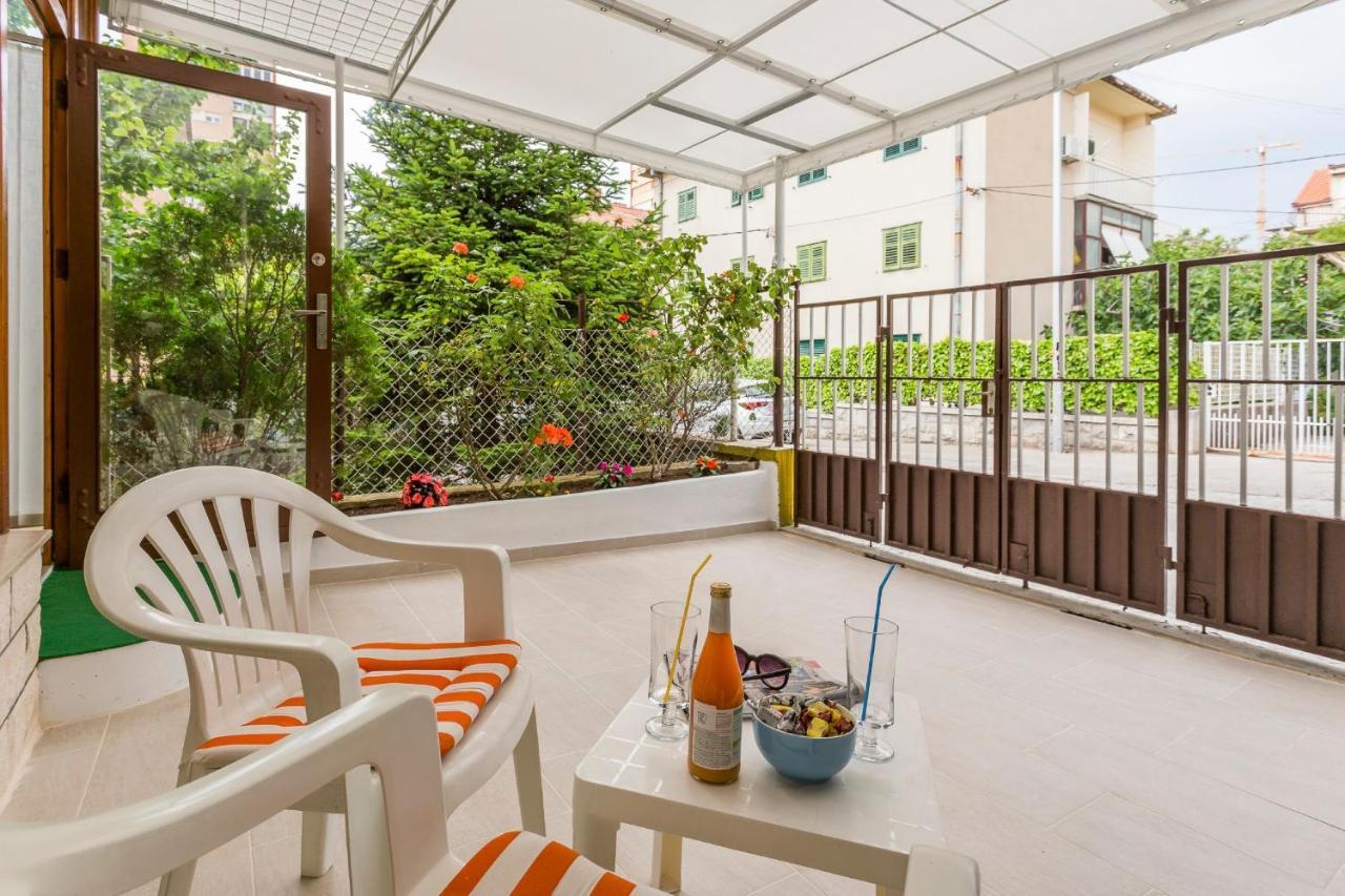 Comfortable Modern Studio With Shaded Patio Split Exterior photo